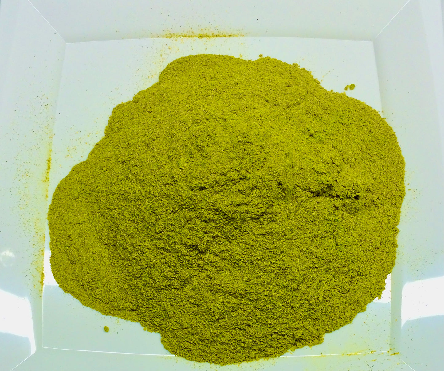 Finely ground meadowsweet herbal tea powder with light floral character